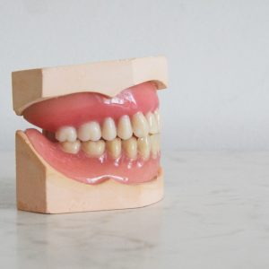 Pain Between Teeth When Flossing: What Does It Mean? (2023)