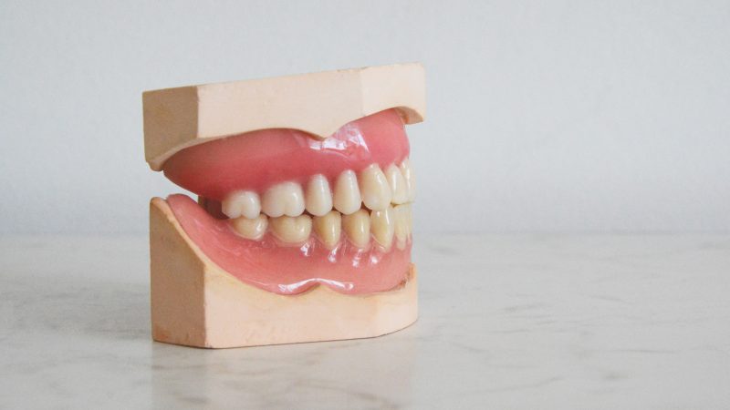 Pain Between Teeth When Flossing: What Does It Mean? (2023)