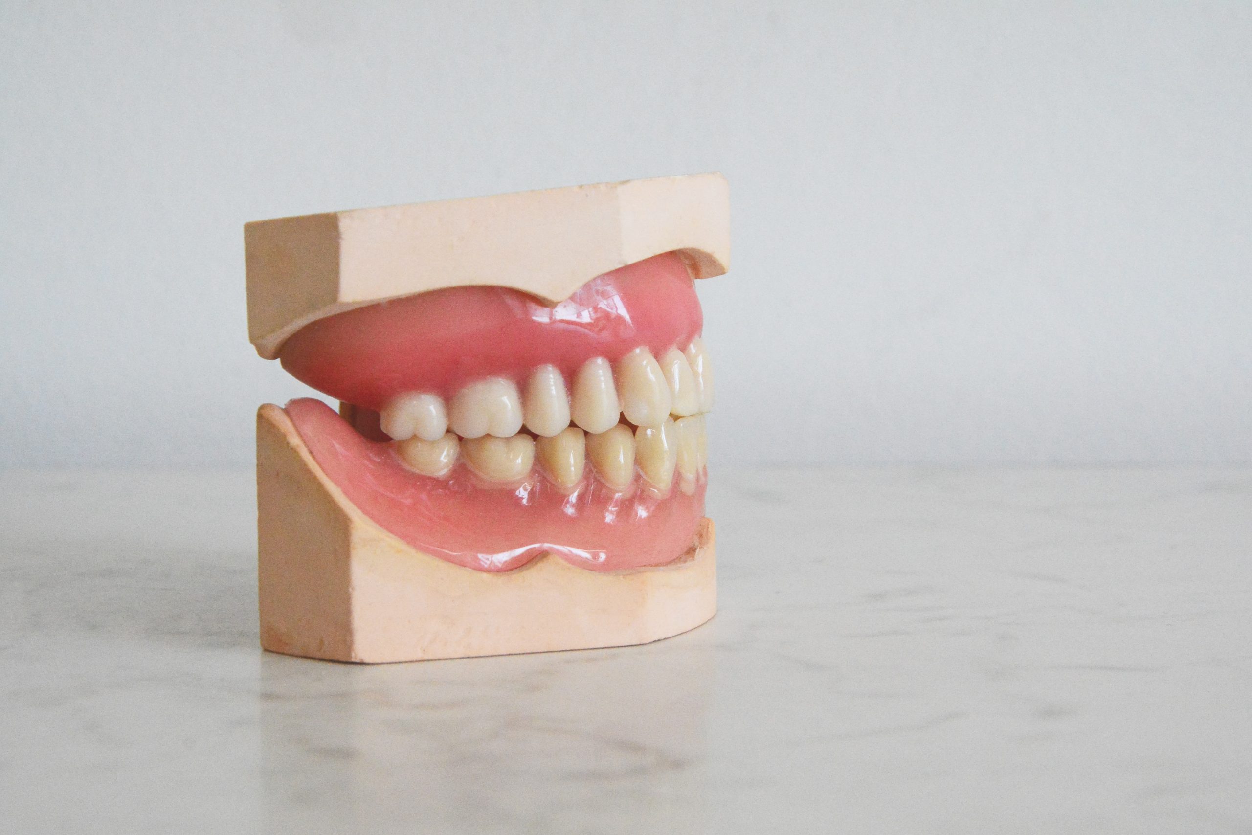 Pain Between Teeth When Flossing: What Does It Mean? (2023)
